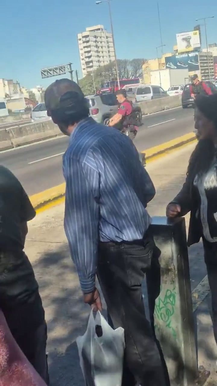 Un agente de la Policía Federal apuntó al condutor de un auto en plena General Paz