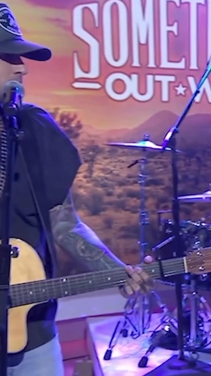 Chet canta junto a su banda llamada Something Out West