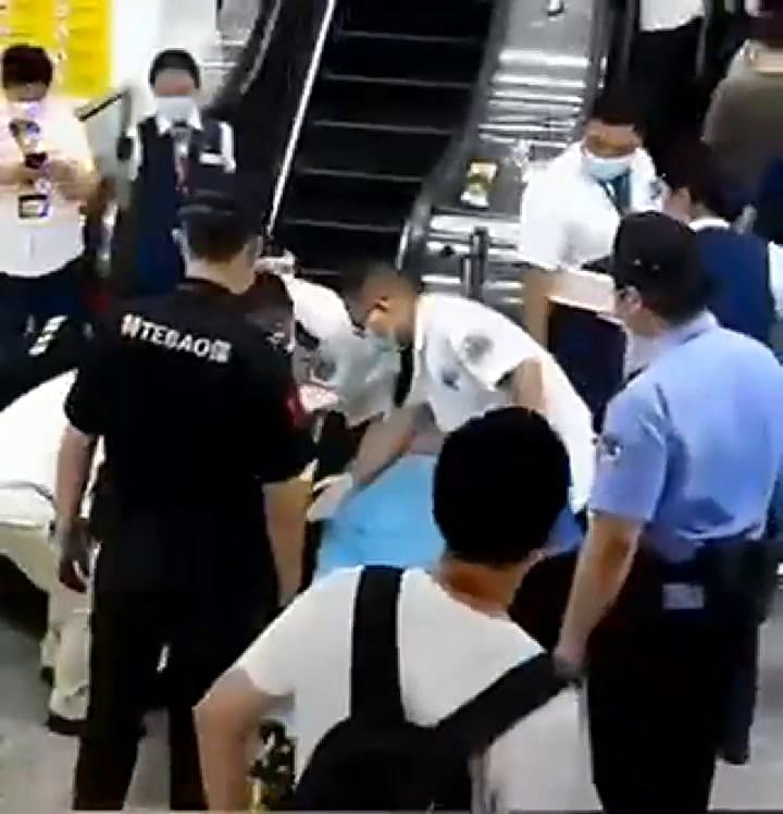 Tiró su valija por las escaleras mecánicas y arrolló a una mujer.