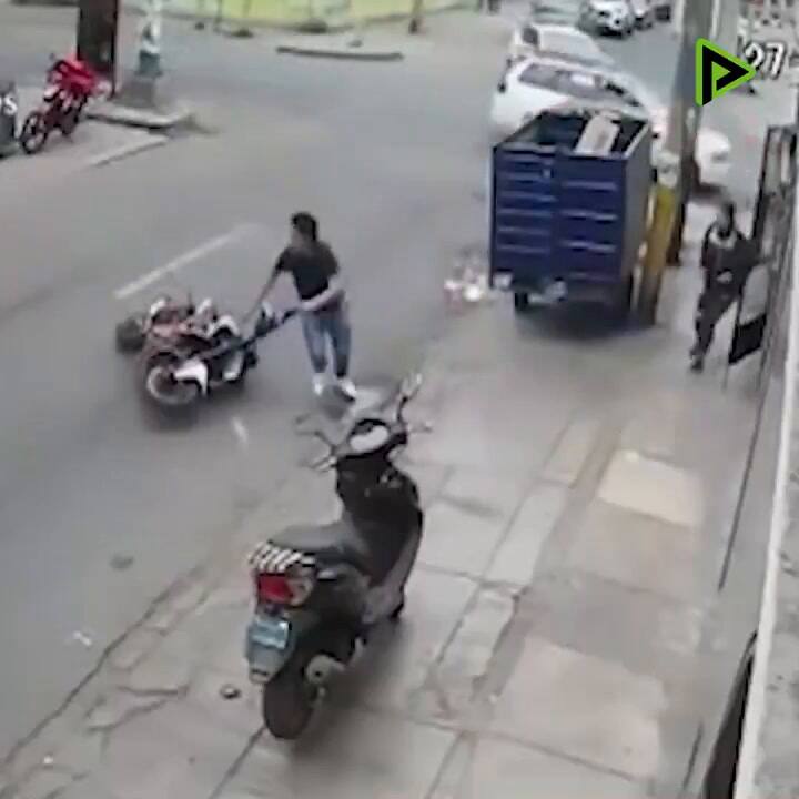 Un hombre evitó el robo de su moto con una patada voladora