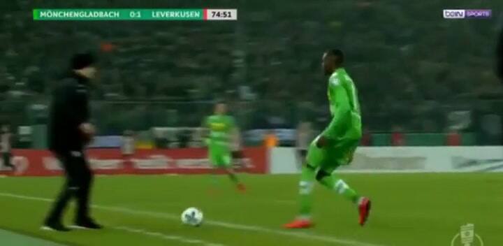 El entrenador del Bayern Leverkusen fingió un empujó de un jugador rival