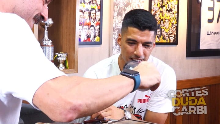 La reacción de Luis Suarez al comer asado en "Cortes do Duda"a