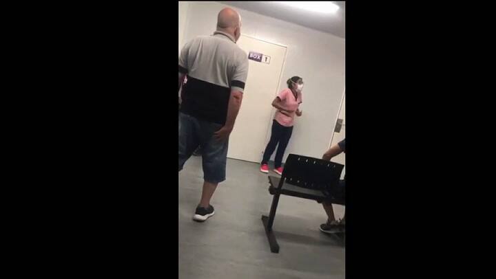 Discusión entre paciente y personal de testeo.