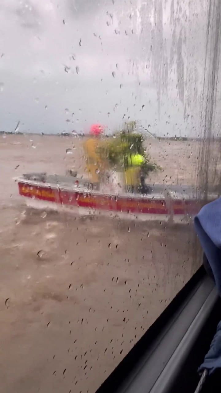 motos de agua y lanchas para rescatar a los pasajeros del micro varado en ruta 9
