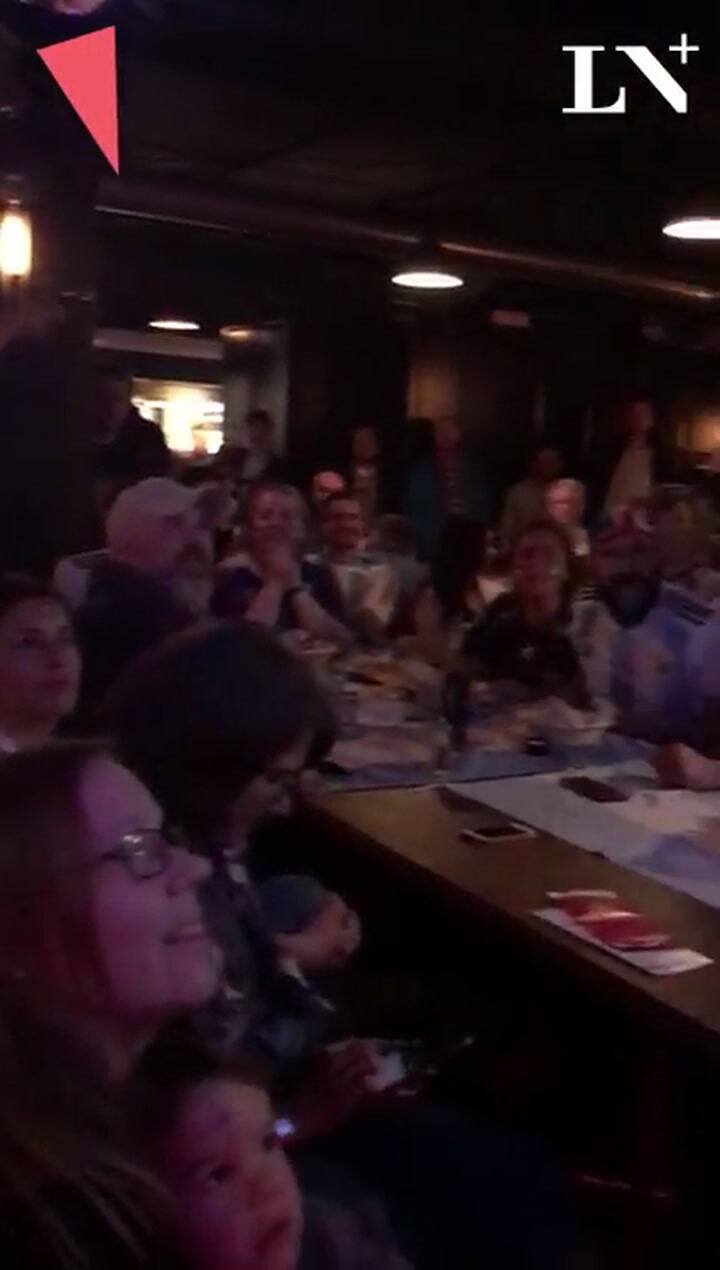 Así se vive en un bar de Islandia el partido contra Argentina