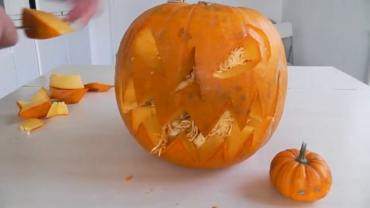 Cortes, herramientas e iluminación para una calabaza de Halloween