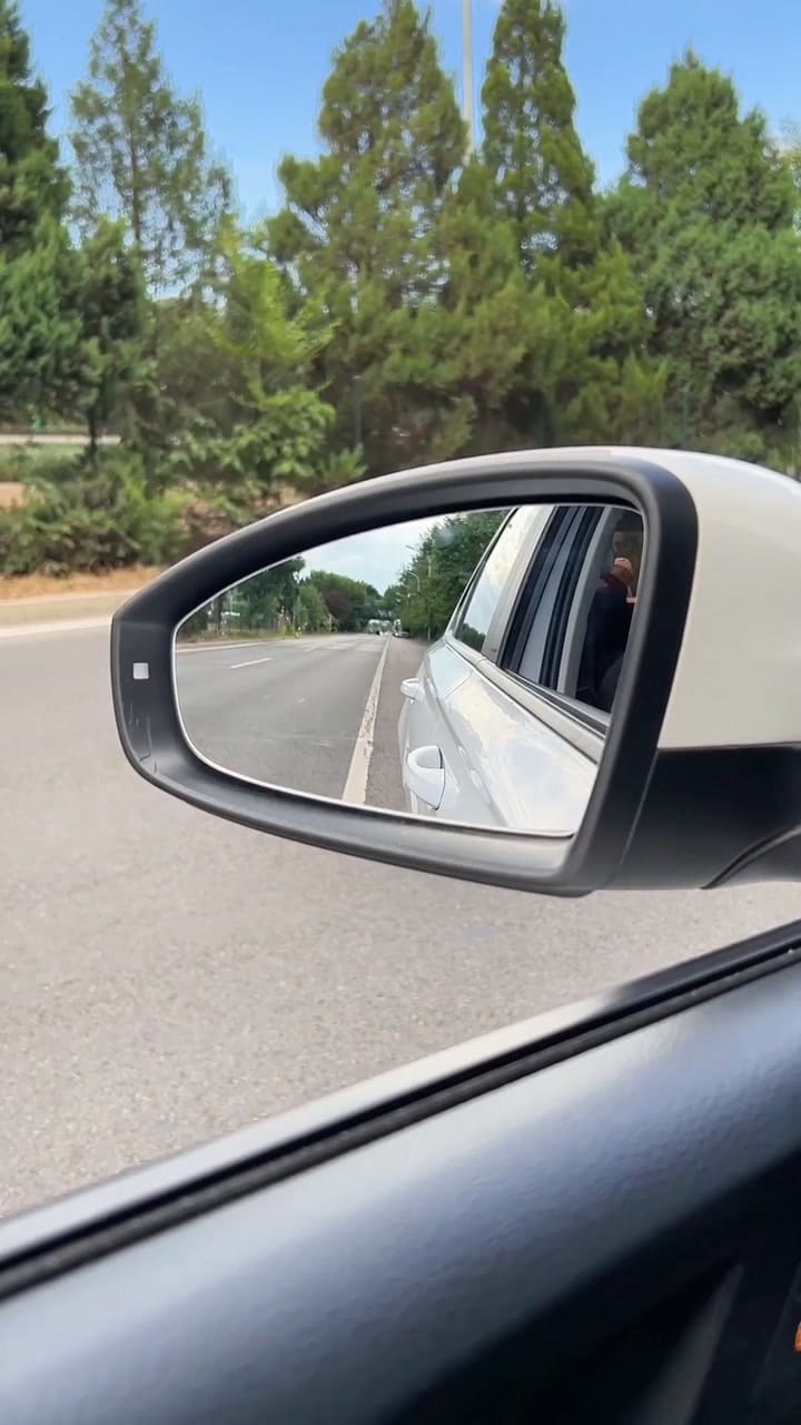 Configurar correctamente el espejo retrovisor hace que conducir sea seguro