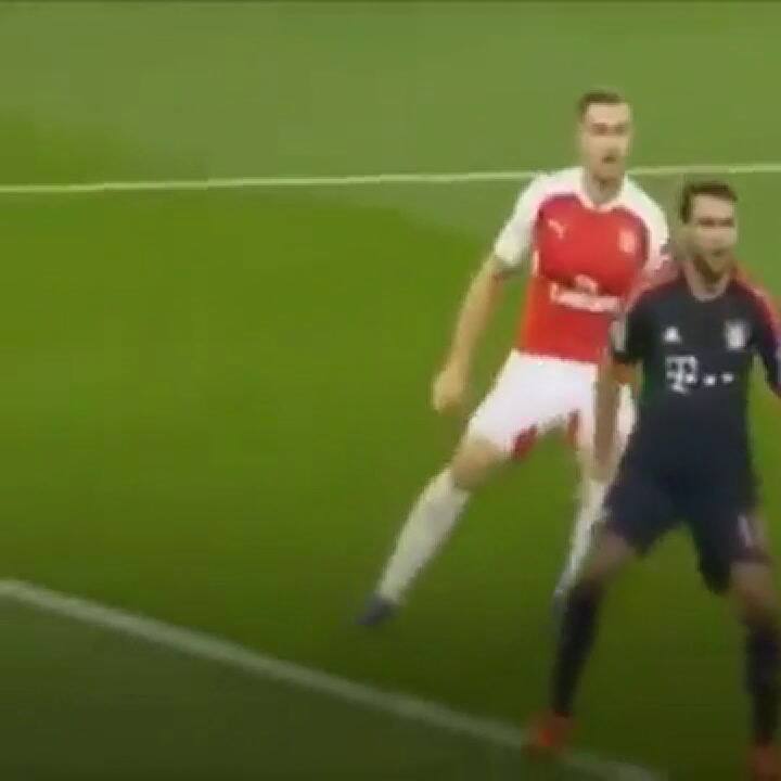 Manuel Neuer de chiquito atajaba con un oso adentro del arco porque no paraba de llorar