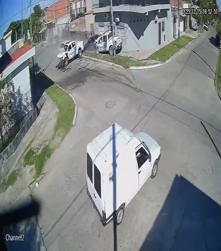 Así fue el choque frontal entre dos patrulleros de la policía bonaerense que perseguían a motochorros