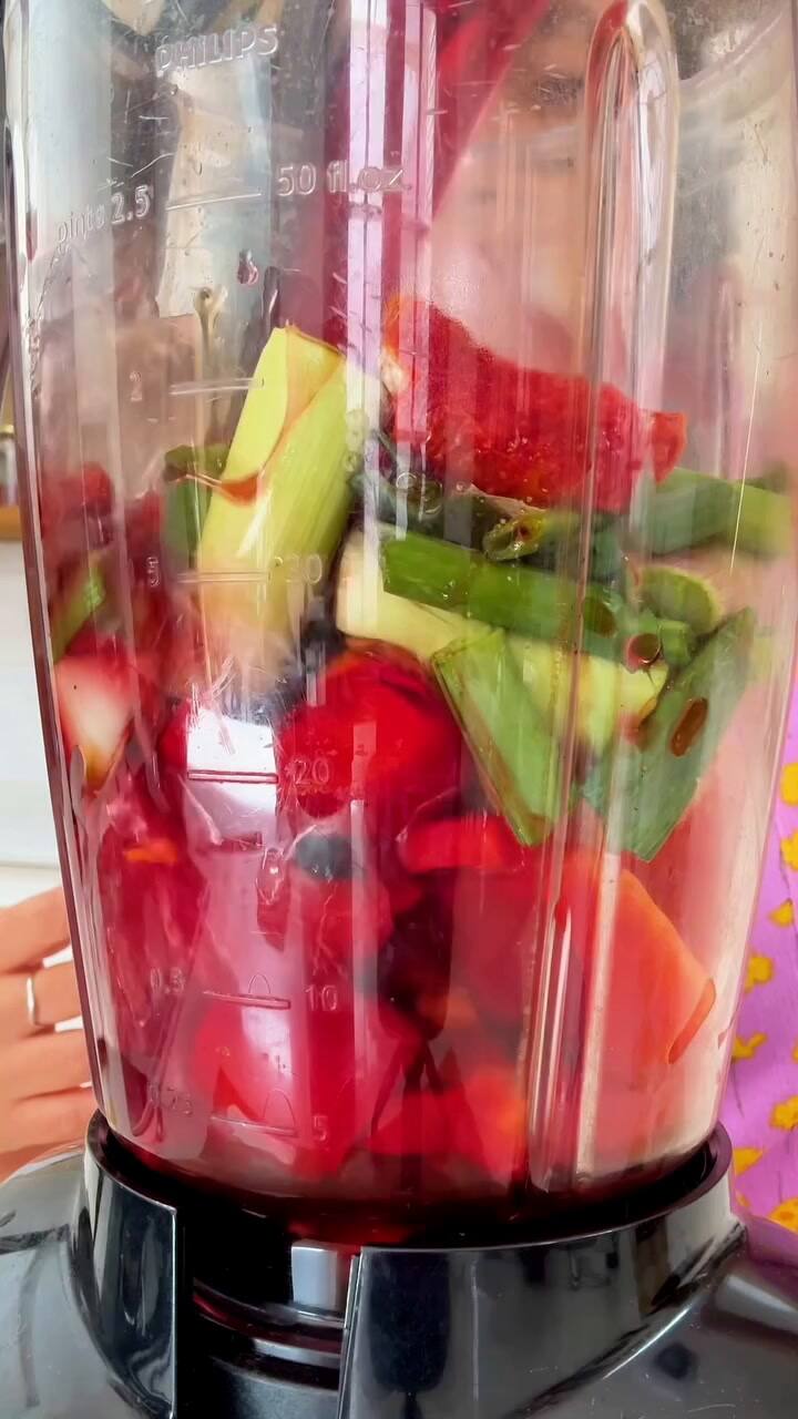 La preparación se basa en una carne muy tierna y una salsa oscura que combina dulzor y cocción prolongada