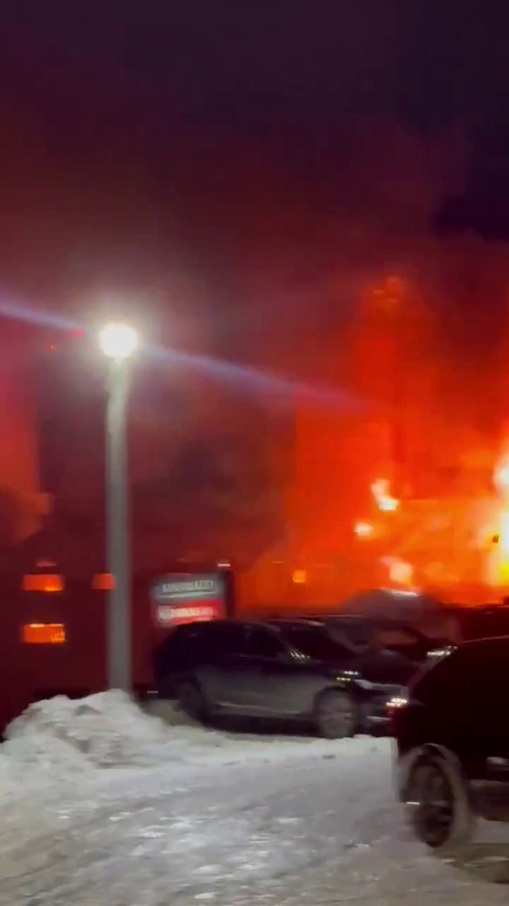 El incendio se propagó por la estructura de madera del hotel de Turquía