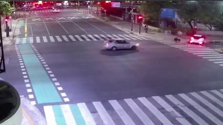 El impactante choque del que sobrevivió un ciclista