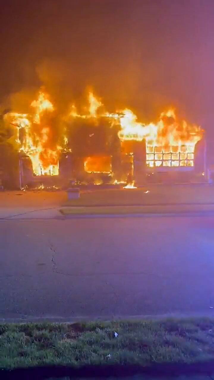 En cuestión de minutos, el fuego consumió la totalidad de la vivienda