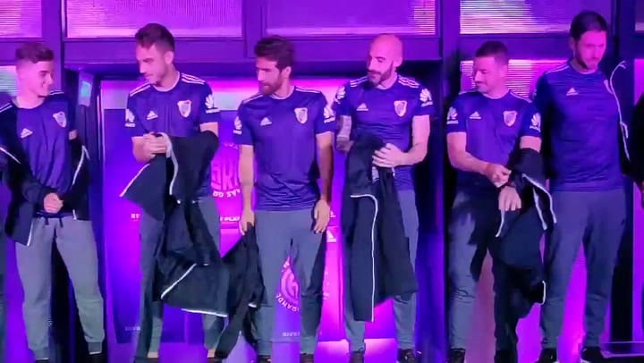 El momento de la presentación de la nueva camiseta de River - Fuente: Twitter