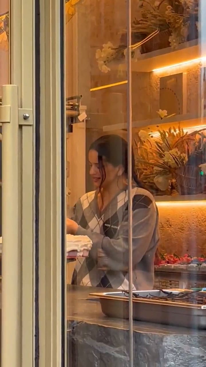 Rosalía preparó la tora que luego repartió entre sus fans