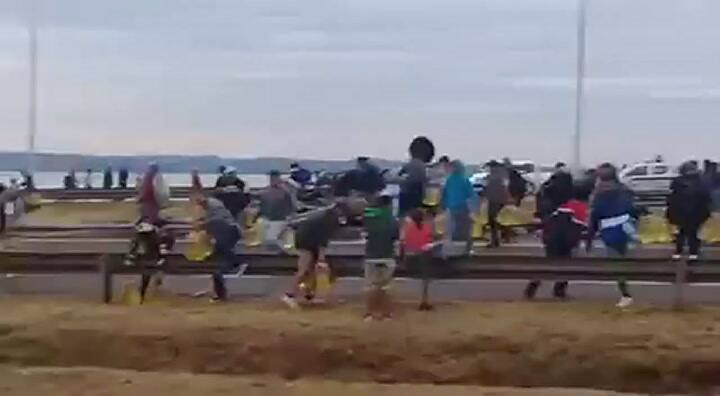 Misiones: un grupo de personas saqueó la mercadería de un camión con acoplado