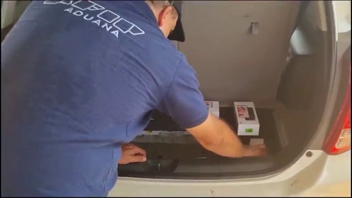 Quisieron entrar al país más de 170 celulares escondidos en los baúles de dos autos