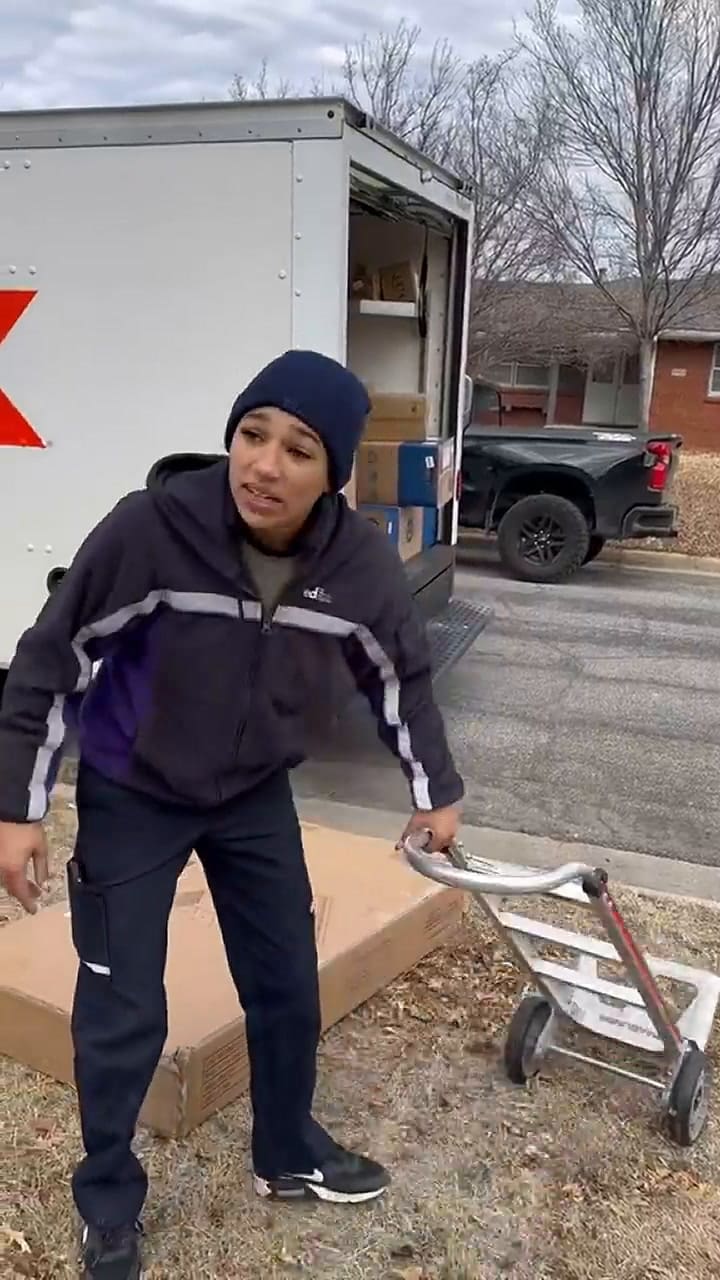 La mexicana expuso los comentarios racistas de una empleada de paquetería