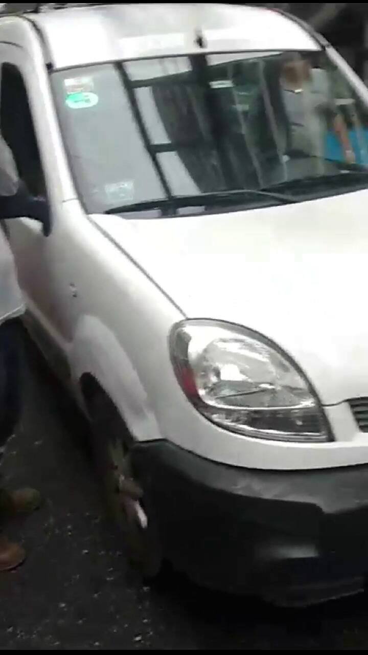 Un hombre le pegó un fierrazo a un taxista y luego lo quiso pasar por encima