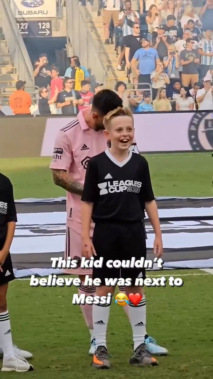 La emoción del niño al caminar junto a Lionel Messi en el campo de juego