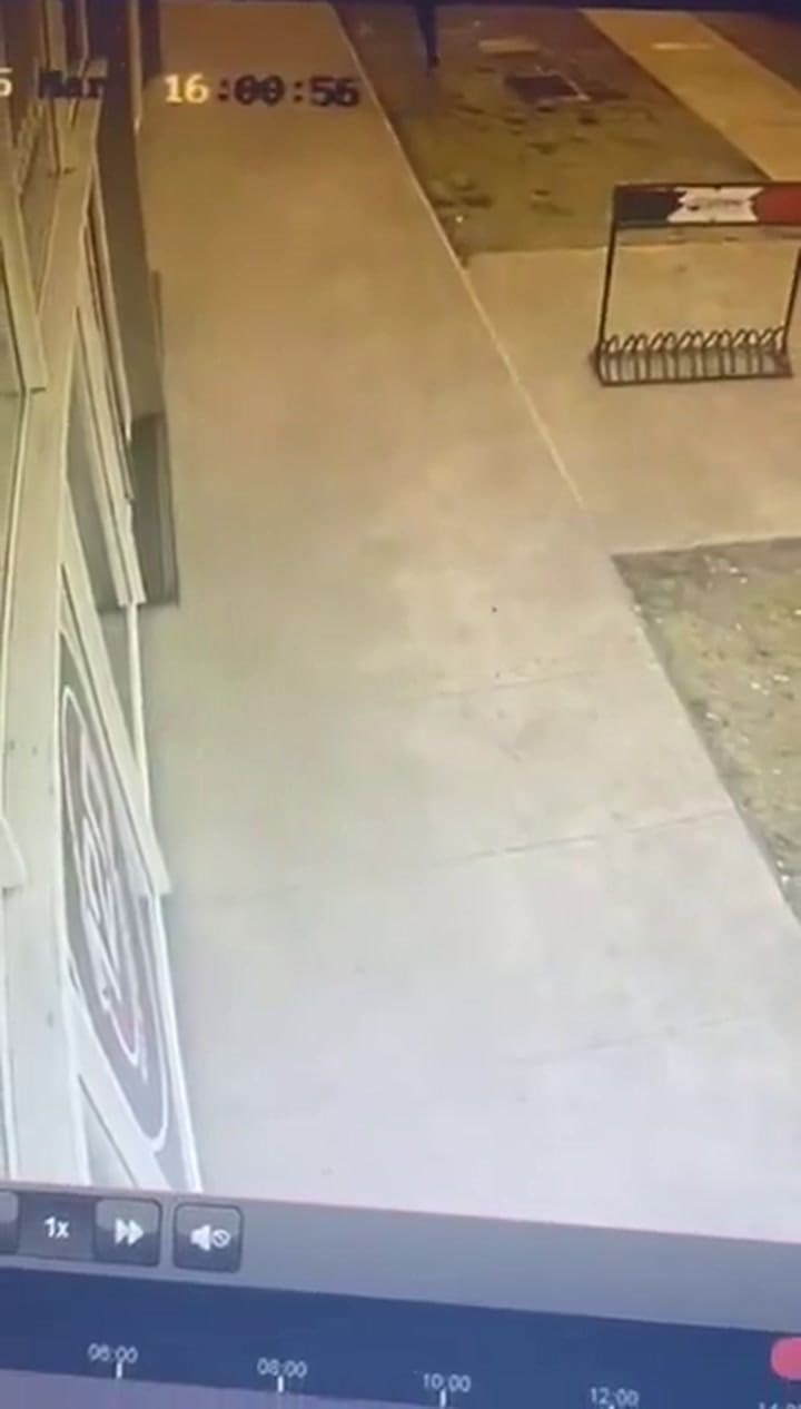 Un joven robó en tres locales de una misma cadena y ahora buscan identificarlo