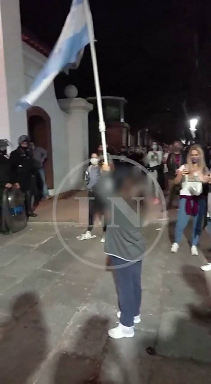 Nena con bandera frente a la Quinta de Olivos