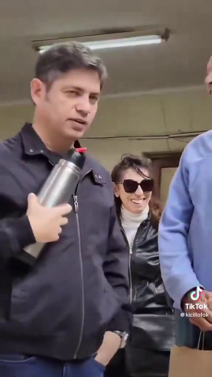 Kicillof cebando mate