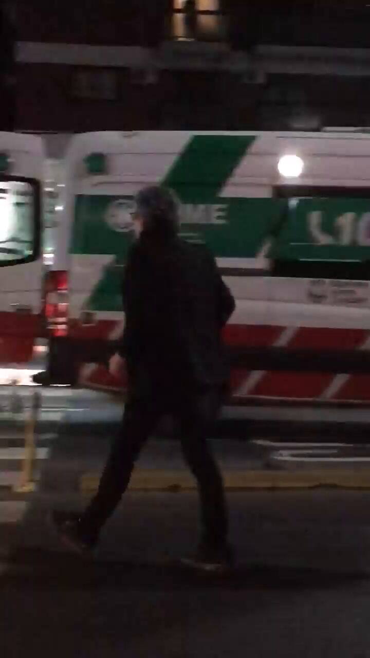 El músico Juanse hizo una furtiva aparición mientras los bomberos intentaban apagar el incendio