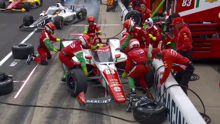 El momento en que un auto atropella a los mecánicos en boxes