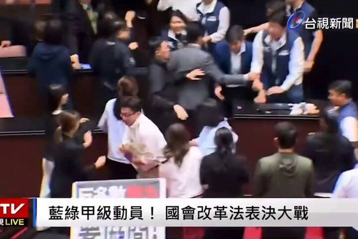 (GIF) Un legislador de Taiwán se robó un proyecto de ley en plena sesión