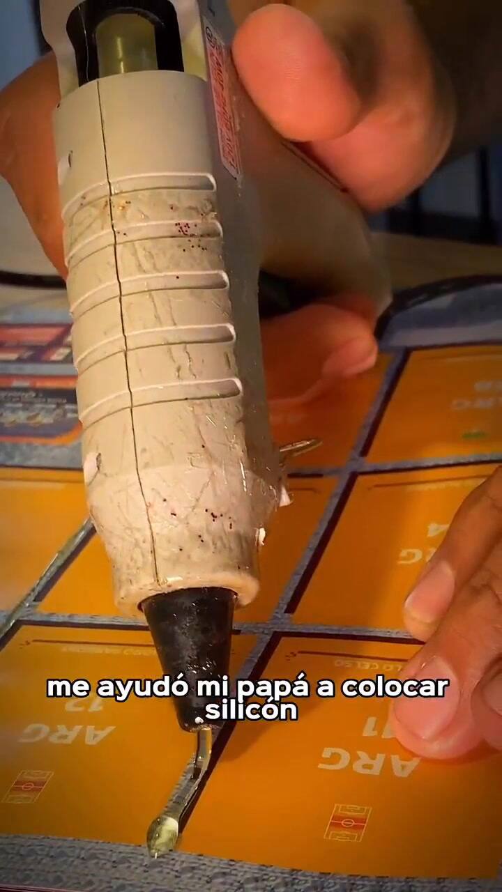 Así fue la adaptación del álbum de figuritas al braille