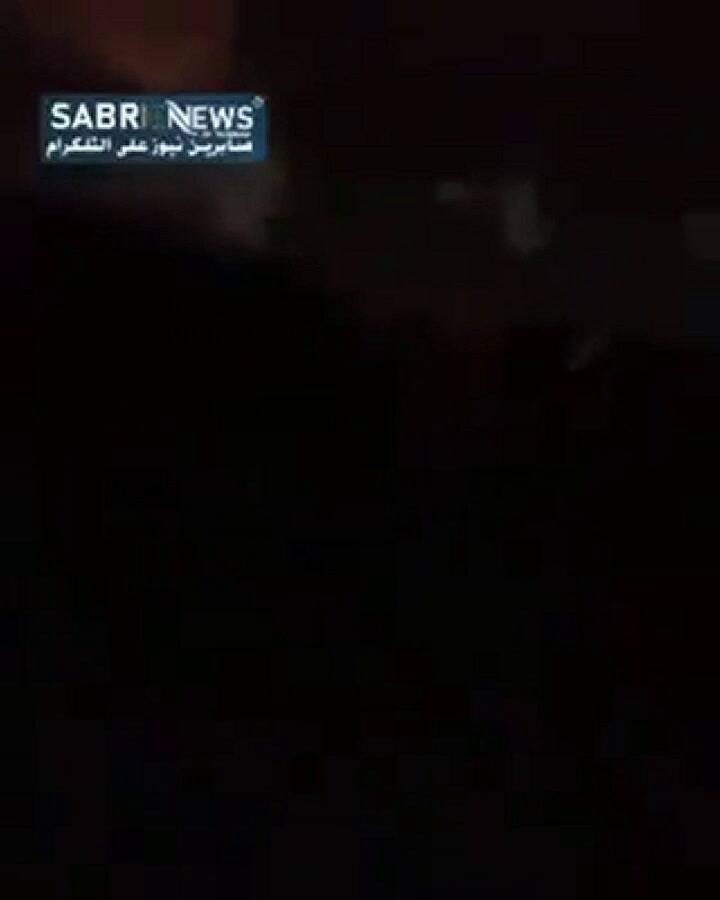 Tras 24 horas rescatan a una nena entre los escombros en Beirut - Fuente: Twitter @SinaToossi