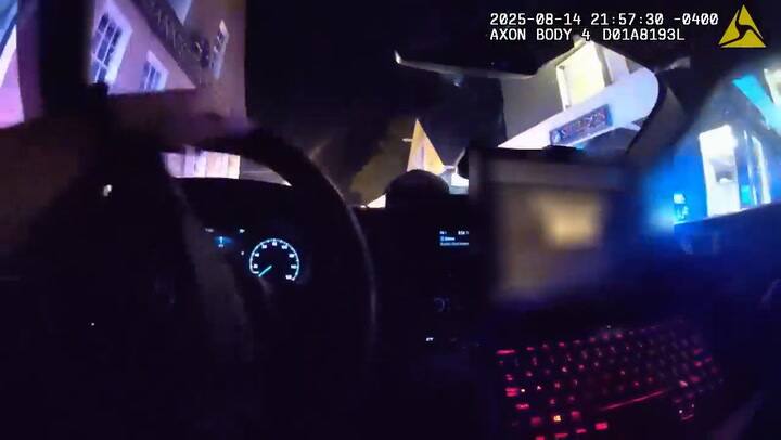 El momento en el que agentes de Newport esposan a Devon Hogan Flanagan en Rhode Island