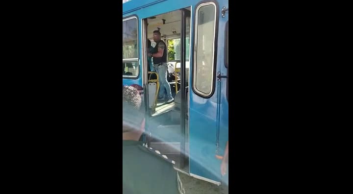 Así bajaba del micro la Policia a los barras de Racing