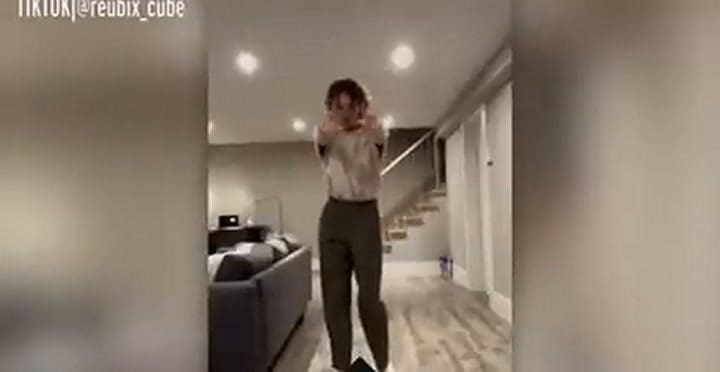 El espanto de un usuario de Tik Tok al ver algo moviéndose detrás de él en uno de sus videos