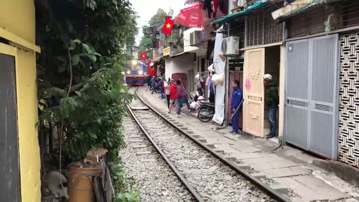 Así es la calle de Hanói donde el tren pasa a centímetros de las viviendas y los comercios