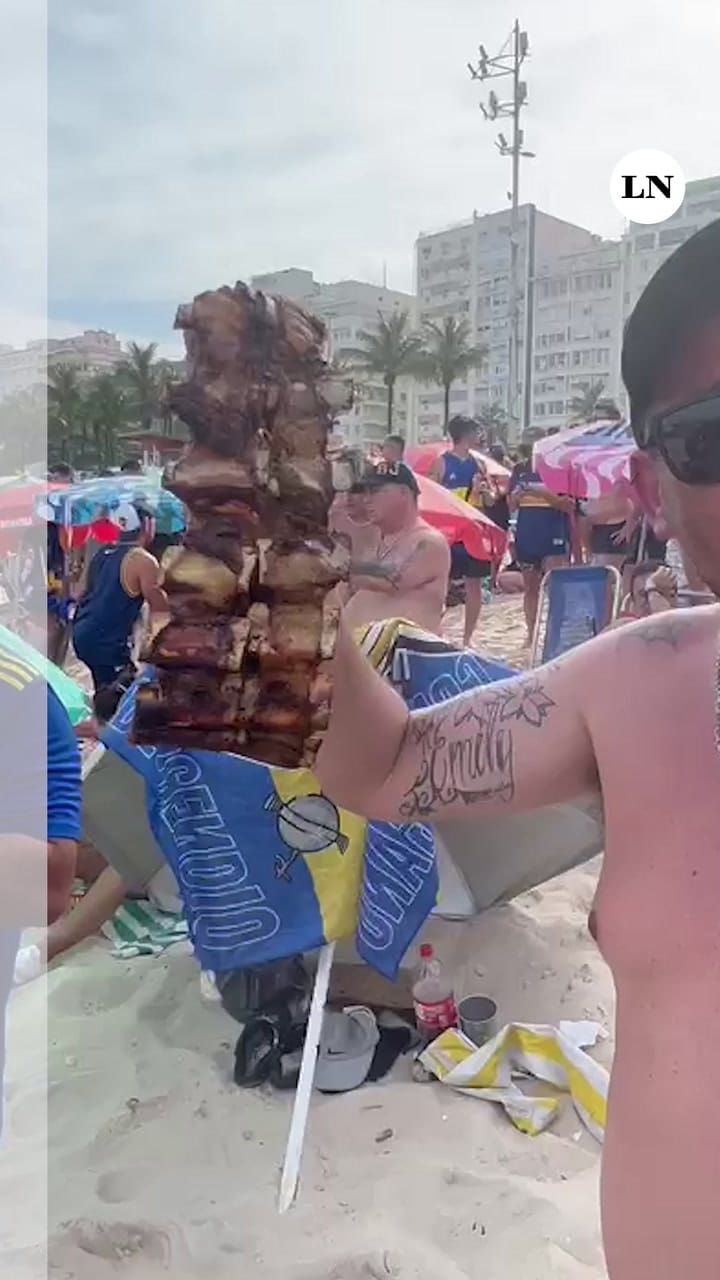 El asado del hincha de Boca en medio de las playa de Copacabana