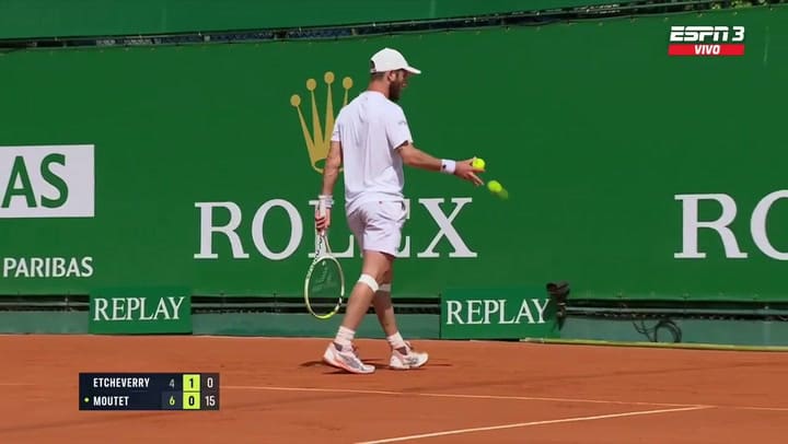 El saque de abajo de Moutet contra Etcheverry en Montecarlo