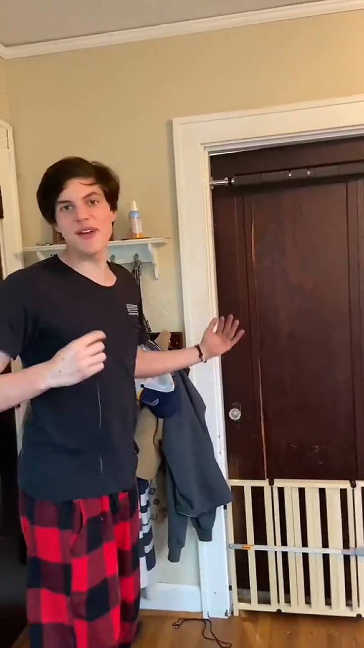 Mostró su casa en EE.UU. y a la hora de ver el jardín tuvo un error