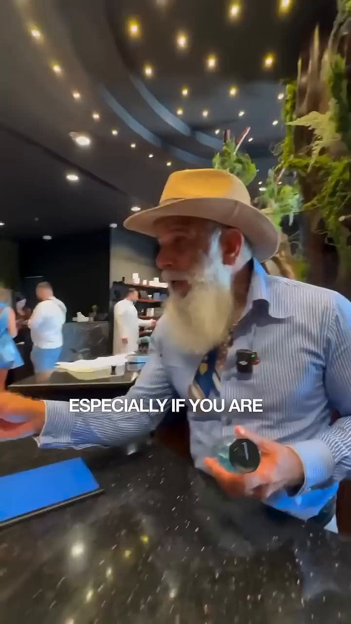 Cómo aplicar de la forma correcta el perfume, según el experto (YouTube: @OfficialYusufBhaiPerfumer)