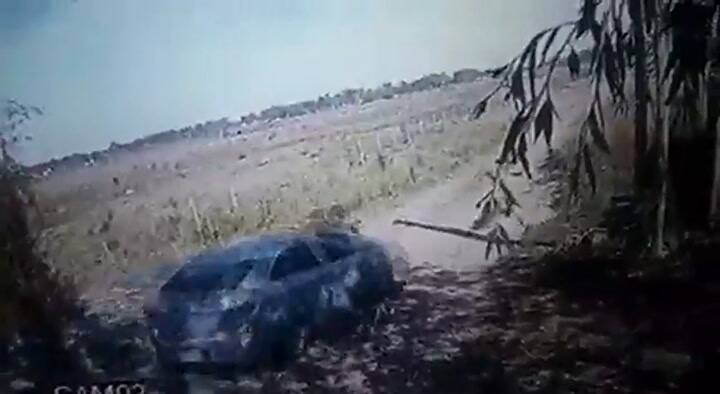 Un remisero arrastró 100 metros a una mujer sobre el capot de su auto