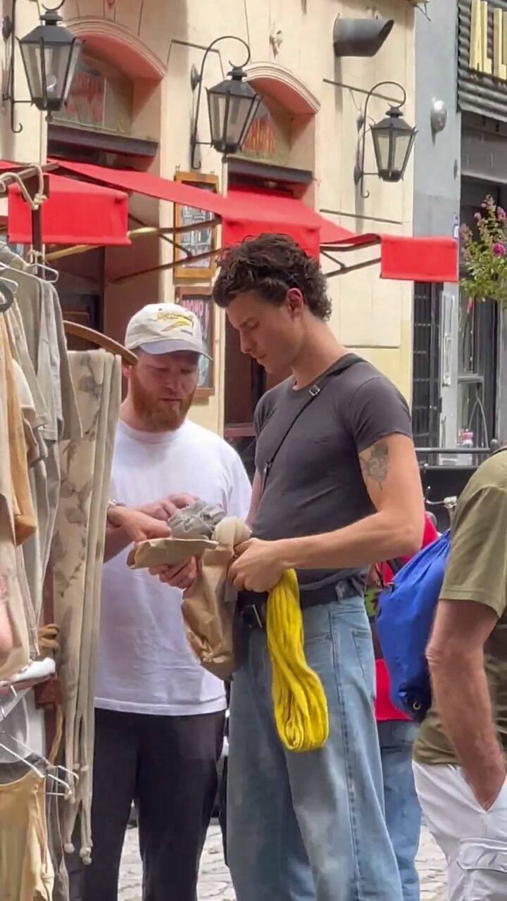 Shawn Mendes de compras en la feria de San Telmo