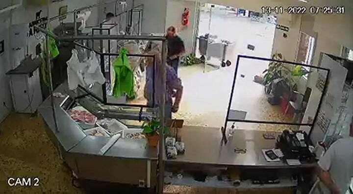 Ladrones entraron a robar a una carnicería y le gatillaron 4 veces en la cabeza al dueño