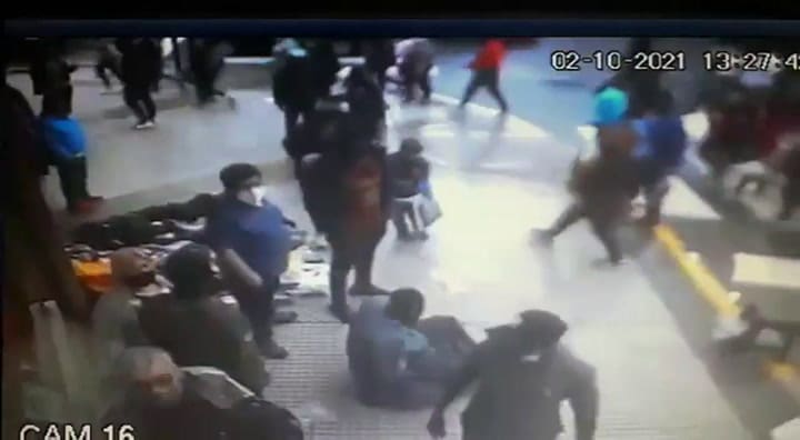 Violenta riña entre manteros senegaleses y comerciantes en Once