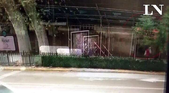 El incendio en la puerta del Banco Nación lo provocó una mujer por una pelea con un indigente