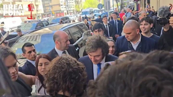 La respuesta de Javier Milei a un vecino que lo insultó desde un balcón en Mar del Plata