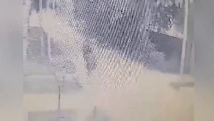 GIF Brutal ataque a un trabajador en Pontevedra