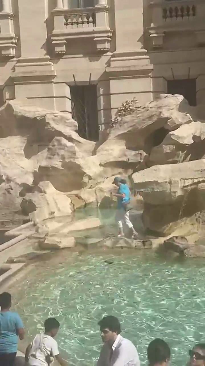 Se trepó a un sitio turístico para rellenar su botella de agua y el desenlace sorprendió a todos