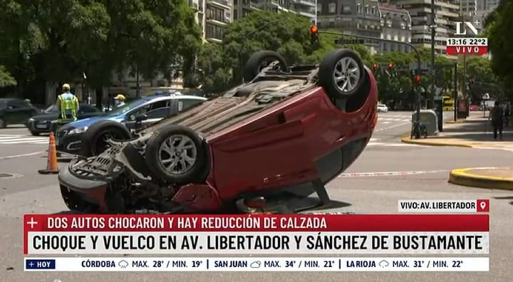 Choque y vuelco en Av. Libertador y Ramón Castilla