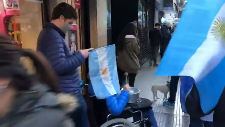 Manifestantes afuera del departamento de Cristina Fernández